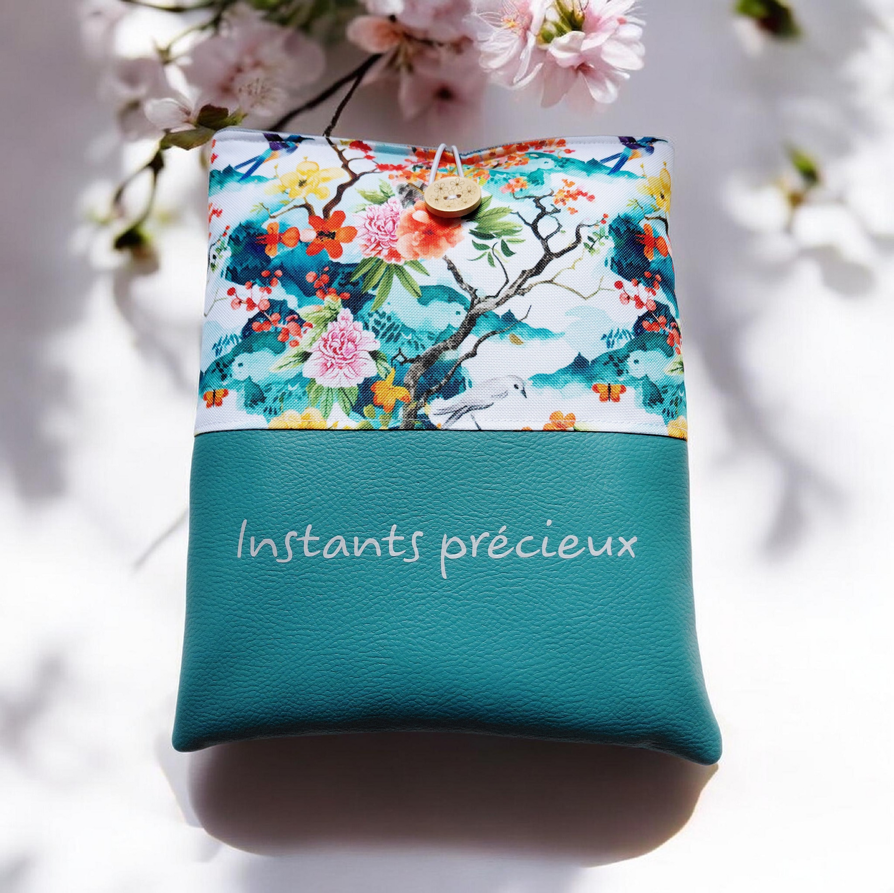 Pochette personnalisée livres, liseuse et tablette – Tissu imperméable & simili cuir – Instants précieux – Image 2