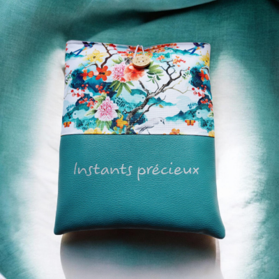 Pochette personnalisée livres, liseuse et tablette – Tissu imperméable & simili cuir – Instants précieux