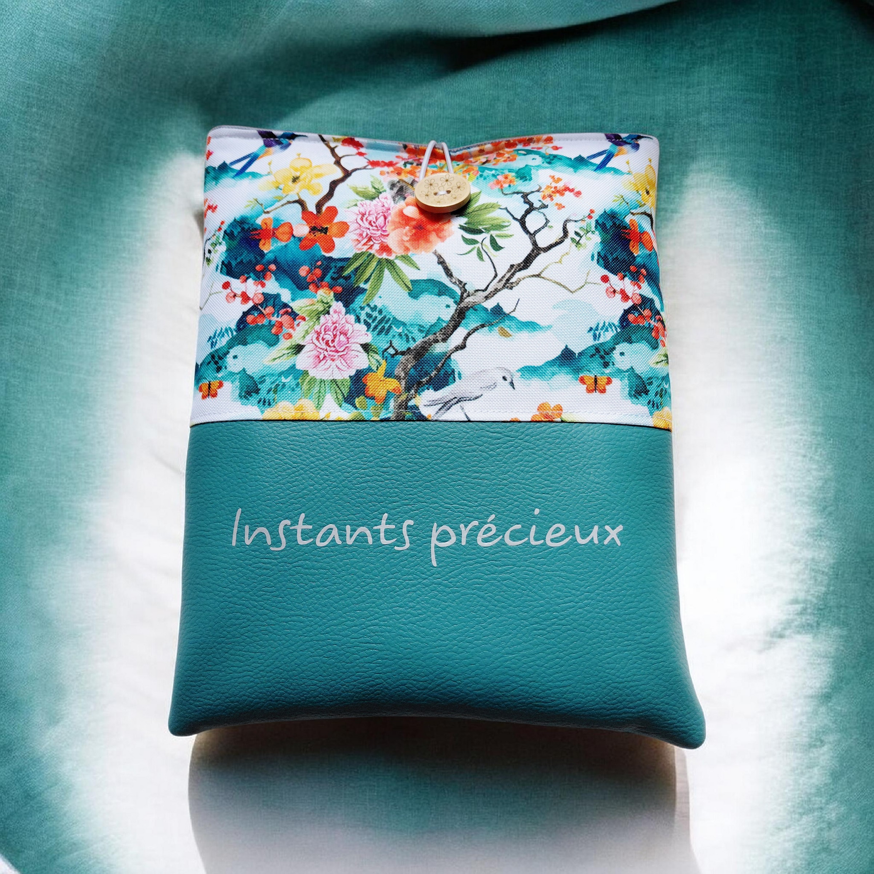 Pochette personnalisée livres, liseuse et tablette – Tissu imperméable & simili cuir – Instants précieux