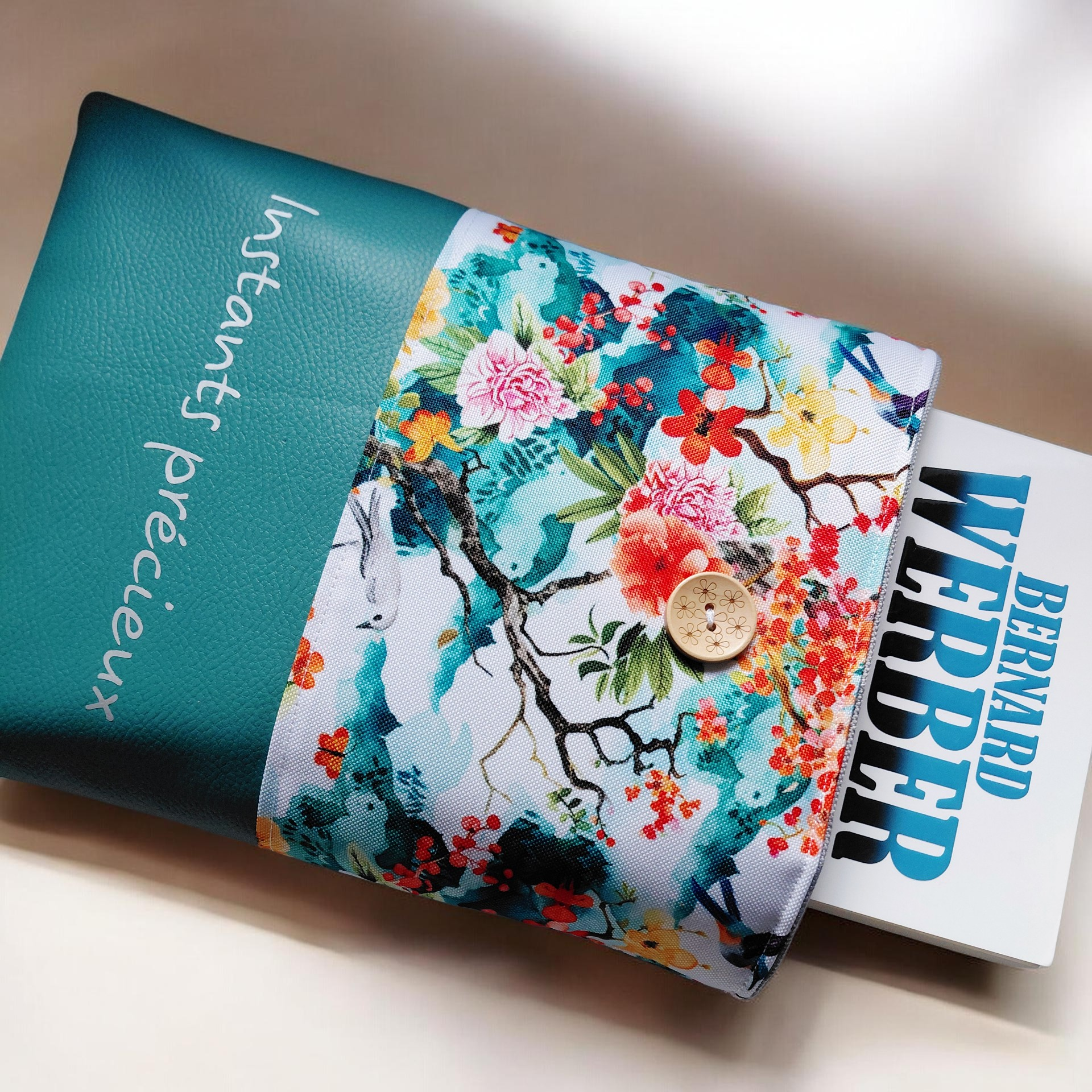 Pochette personnalisée livres, liseuse et tablette – Tissu imperméable & simili cuir – Instants précieux – Image 3