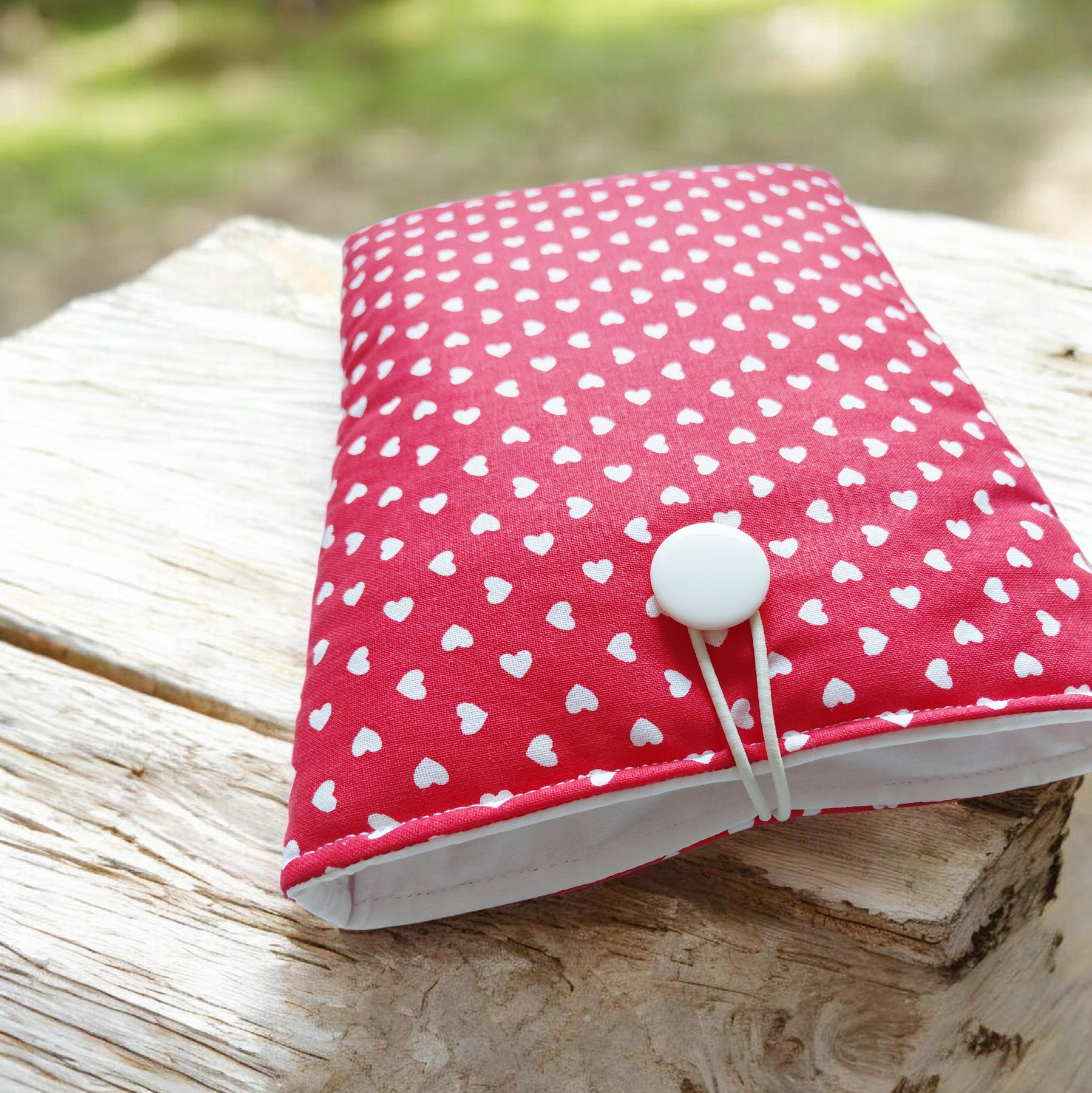 Pochette livre en coton fait main – Liseuse & tablette – Motif cœurs blancs sur fond rouge – 2 tailles – Image 2