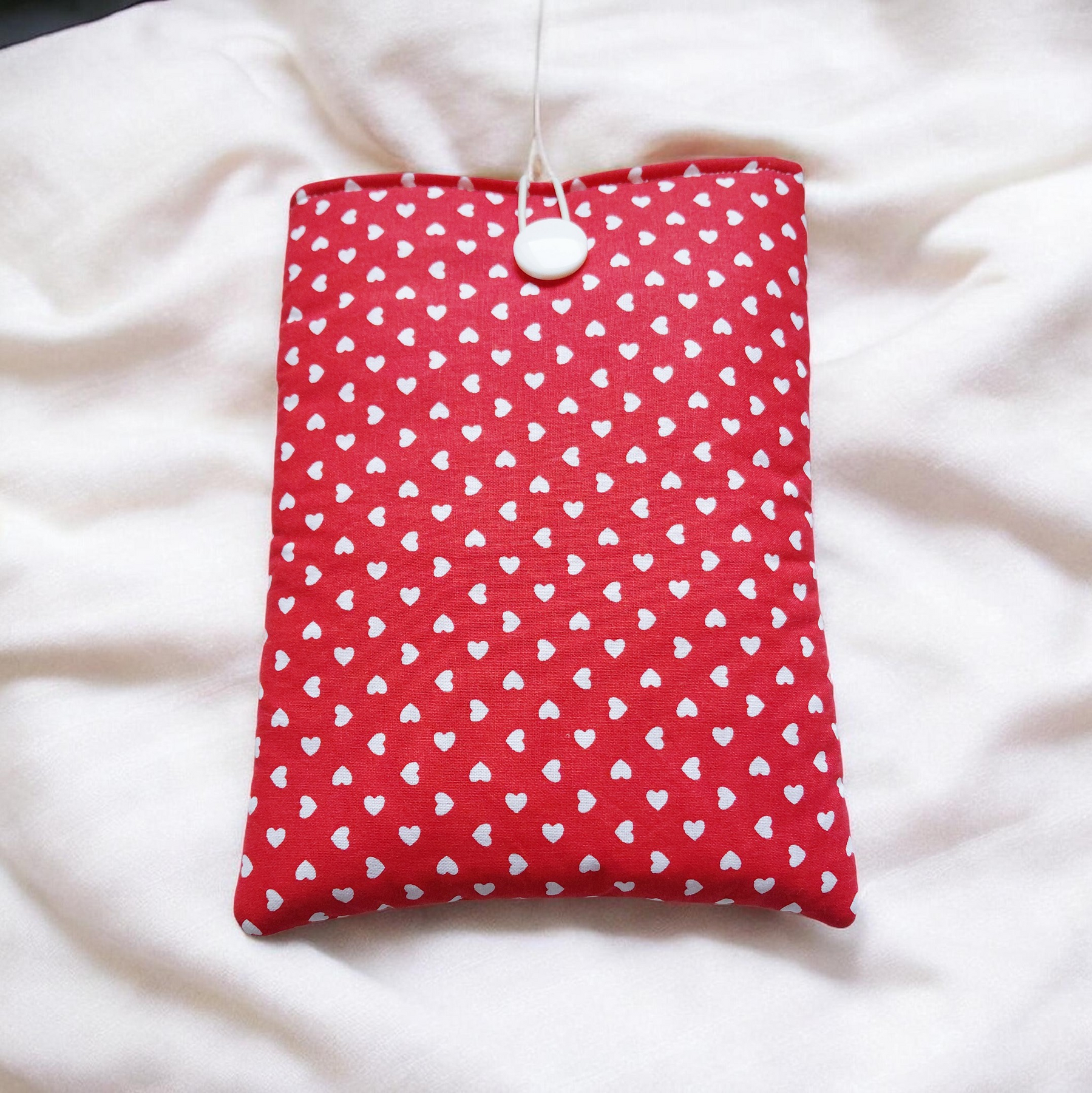 Pochette livre en coton fait main – Liseuse & tablette – Motif cœurs blancs sur fond rouge – 2 tailles