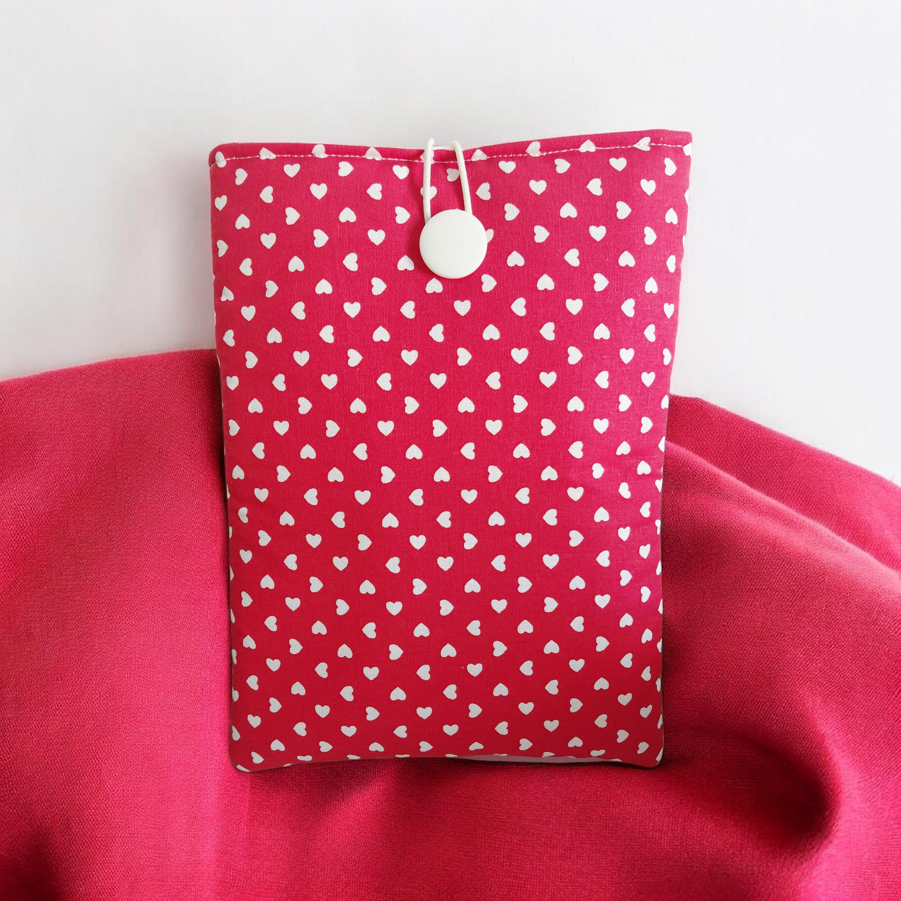 Pochette livre en coton fait main – Liseuse & tablette – Motif cœurs blancs sur fond rouge – 2 tailles – Image 3
