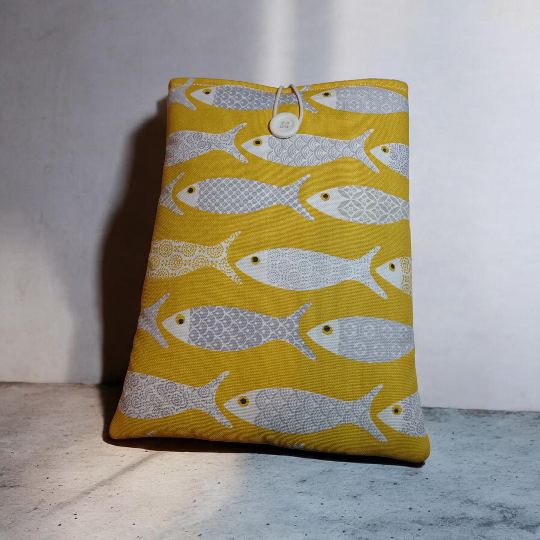 Pochette protège livre molletonnée 23x18 cm – Étui liseuse en coton épais motif poissons jaune