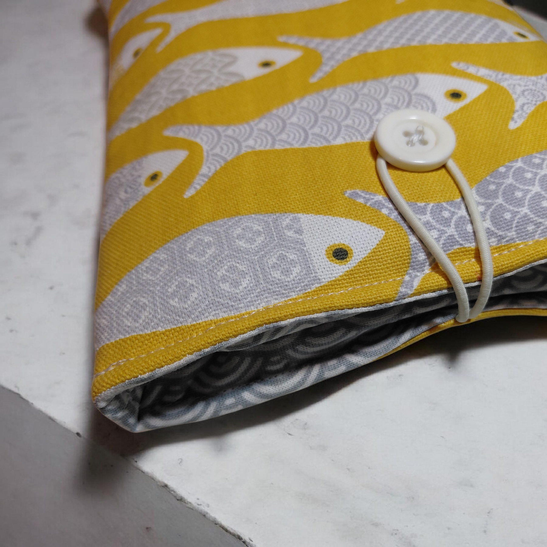 Pochette protège livre molletonnée 23x18 cm – Étui liseuse en coton épais motif poissons jaune – Image 2