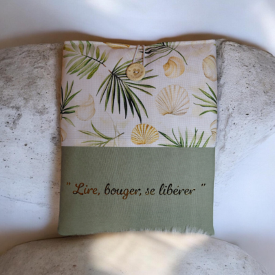 Pochette livre personnalisée en tissu imperméable – “Lire, bouger, se libérer” – Housse liseuse & tablette – 2 tailles