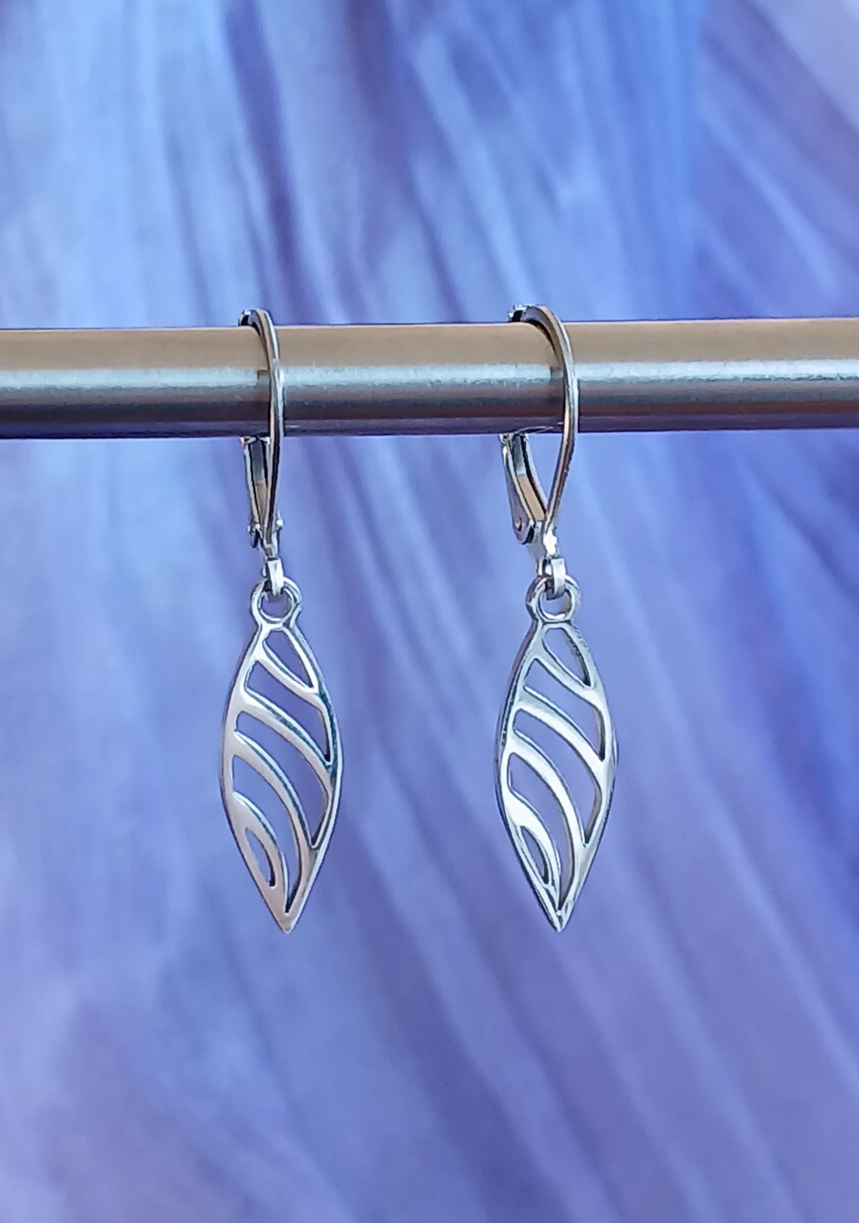 Boucles acier inoxydable argent, feuille ajourée forme lancéolée.