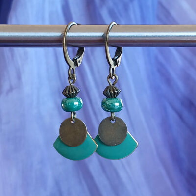 Boucles d’oreilles pendantes en bronze. Breloque emmaillée, forme éventail, ton vert sarcelle.