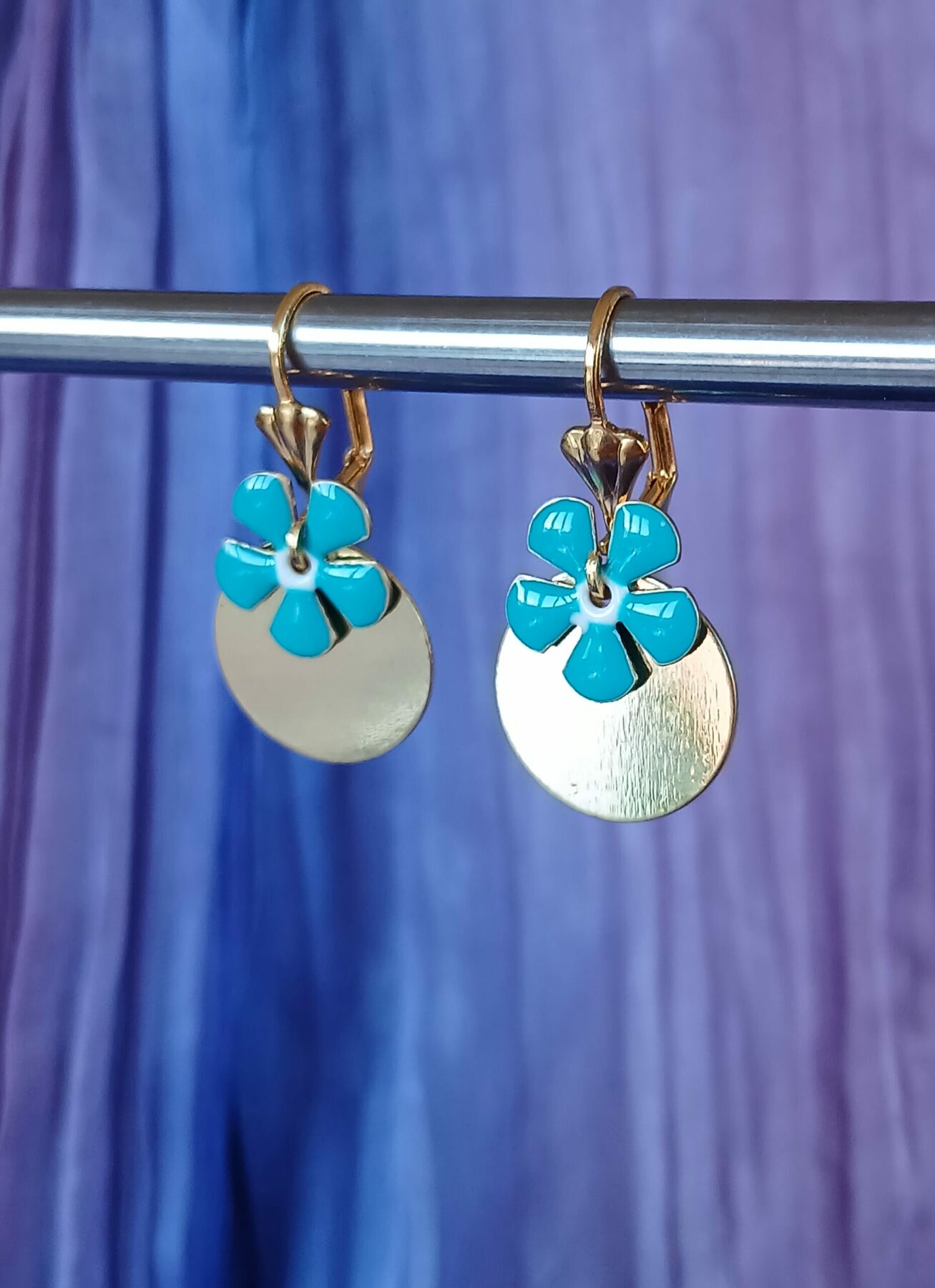 Boucle d'oreilles dorées petite fleur colorée (coloris au choix) – Image 2