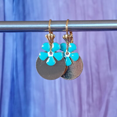 Boucles d’oreilles pendantes. Superposition fleur émaillée colorée sur disque doré