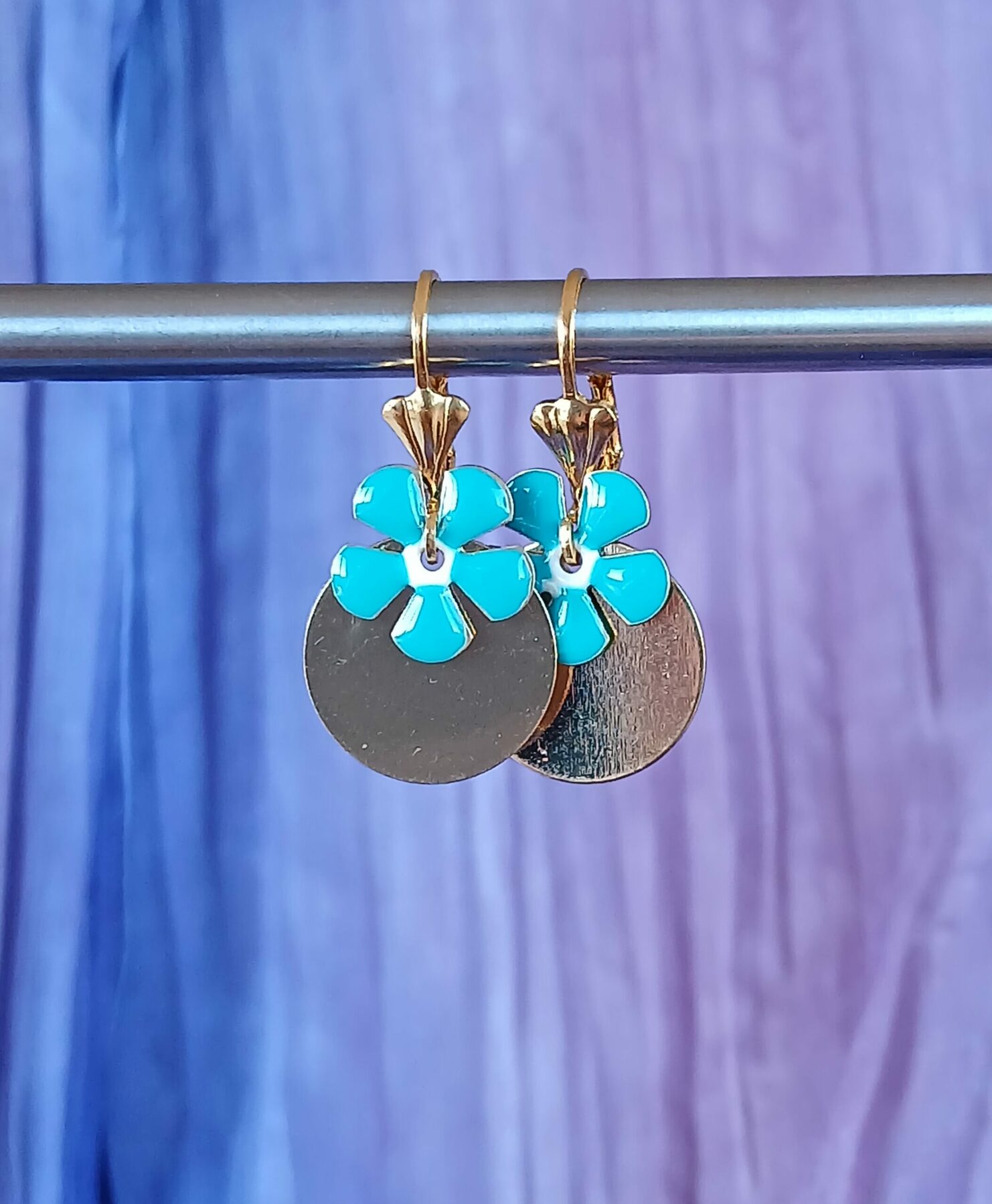 Boucles d’oreilles pendantes. Superposition fleur émaillée colorée sur disque doré