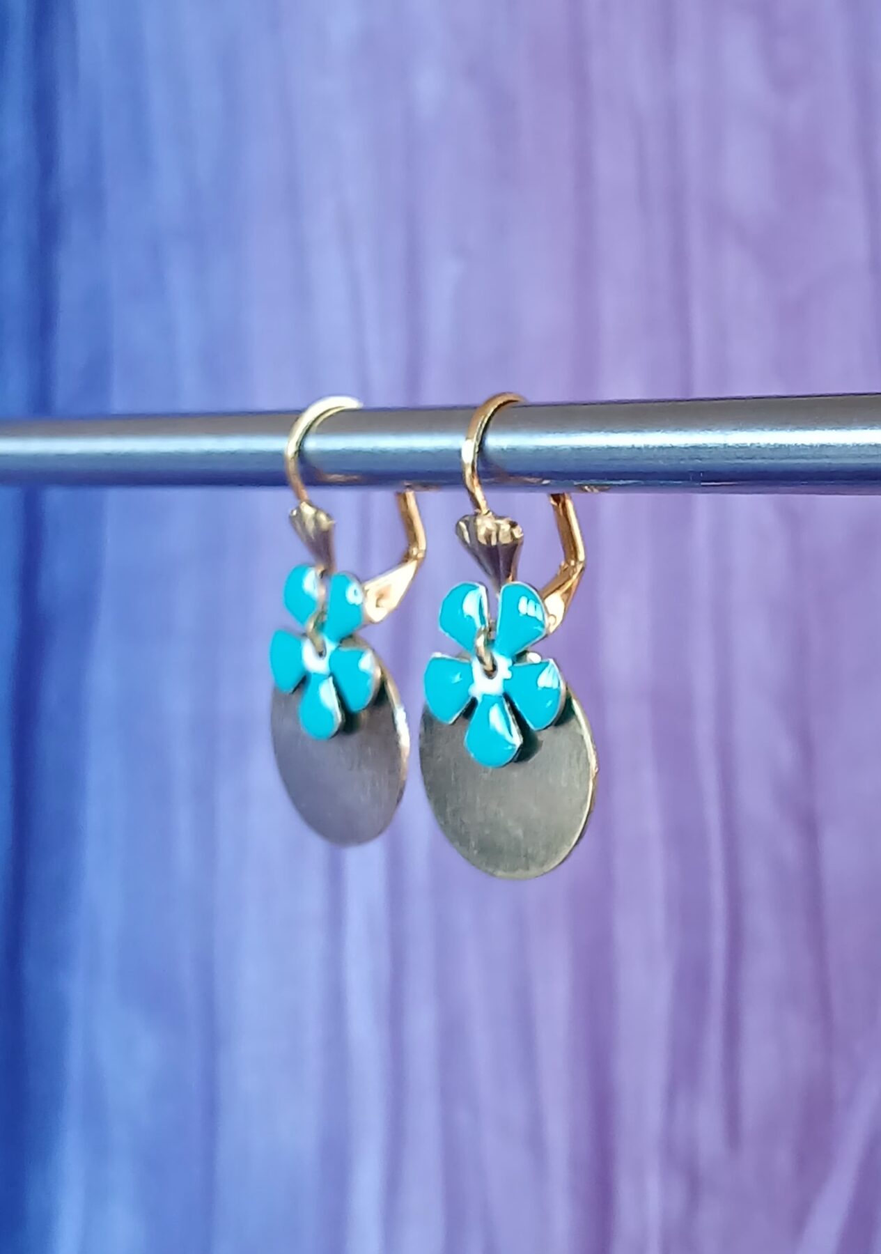 Boucle d'oreilles dorées petite fleur colorée (coloris au choix) – Image 3