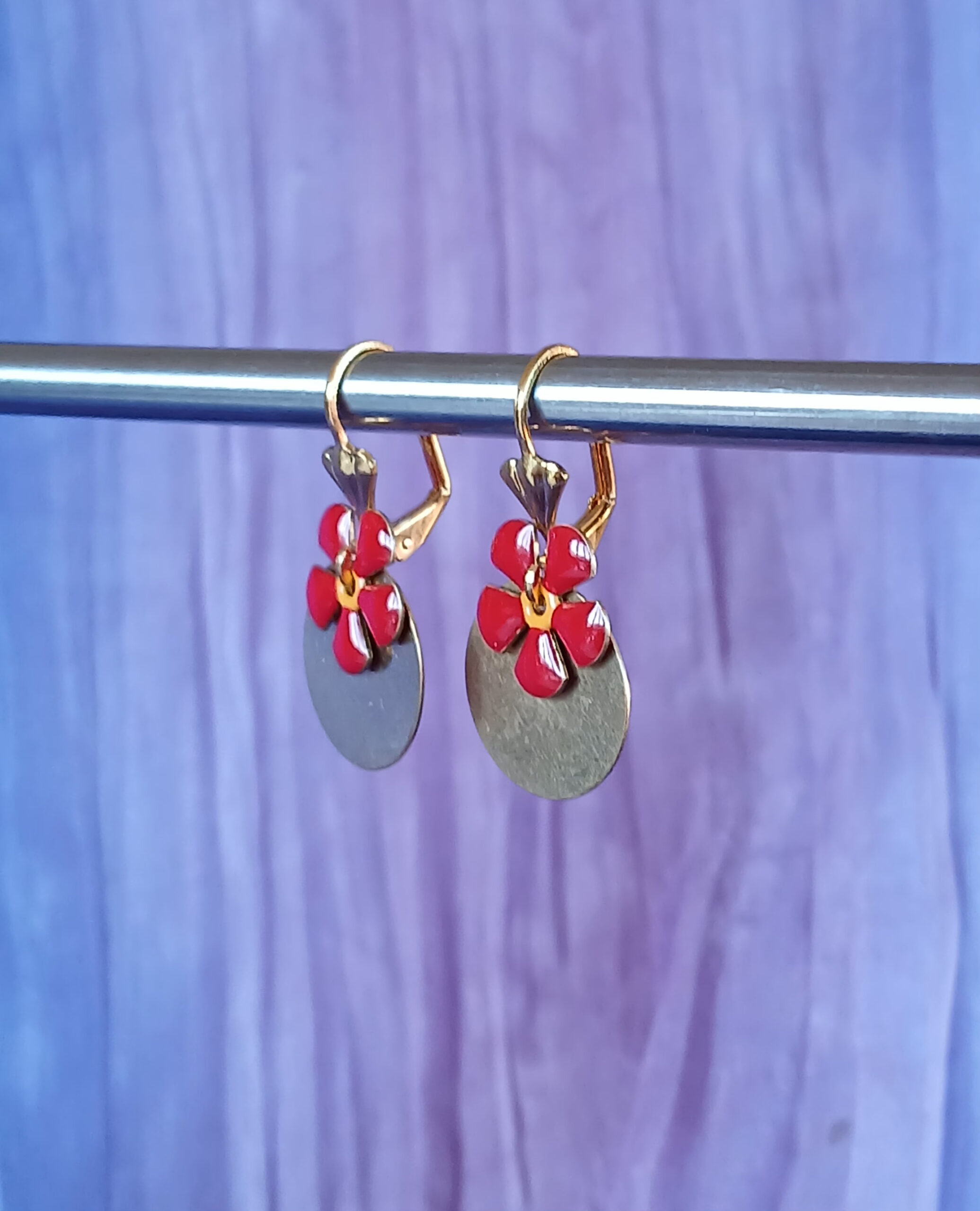 Boucle d'oreilles dorées petite fleur colorée (coloris au choix) – Image 5