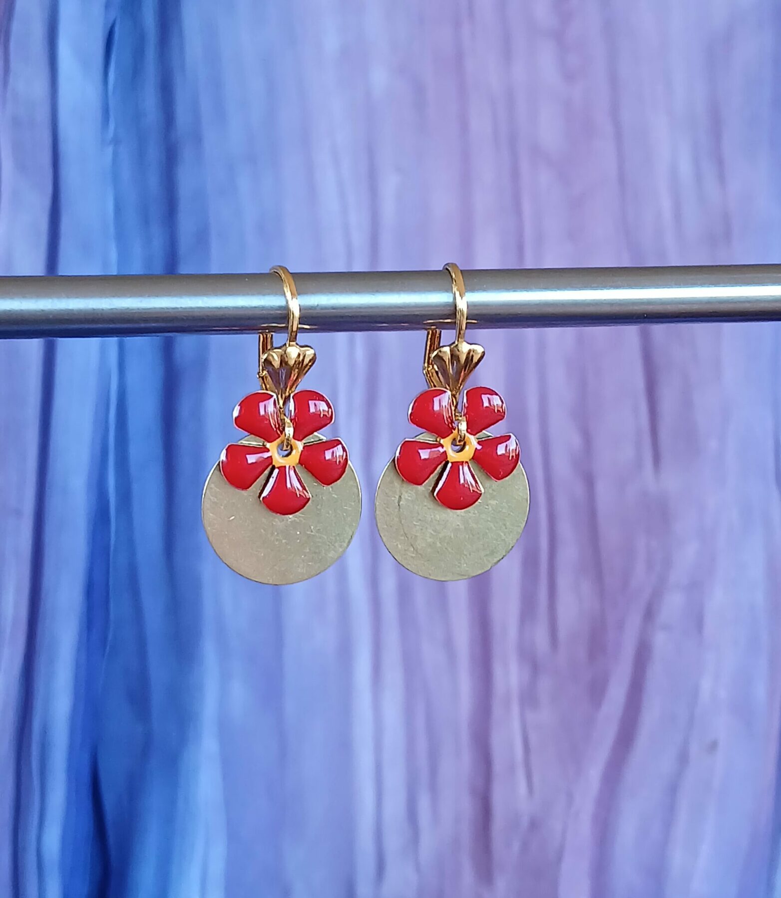 Boucles d’oreilles pendantes. Superposition fleur émaillée colorée sur disque doré Boucles d’oreilles dorées, légères, colorées et brillantes pour un style singulier.