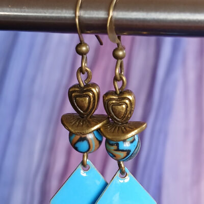 Boucles d’oreilles pendantes en bronze. Breloque emmaillée, forme éventail, ton bleu azur.