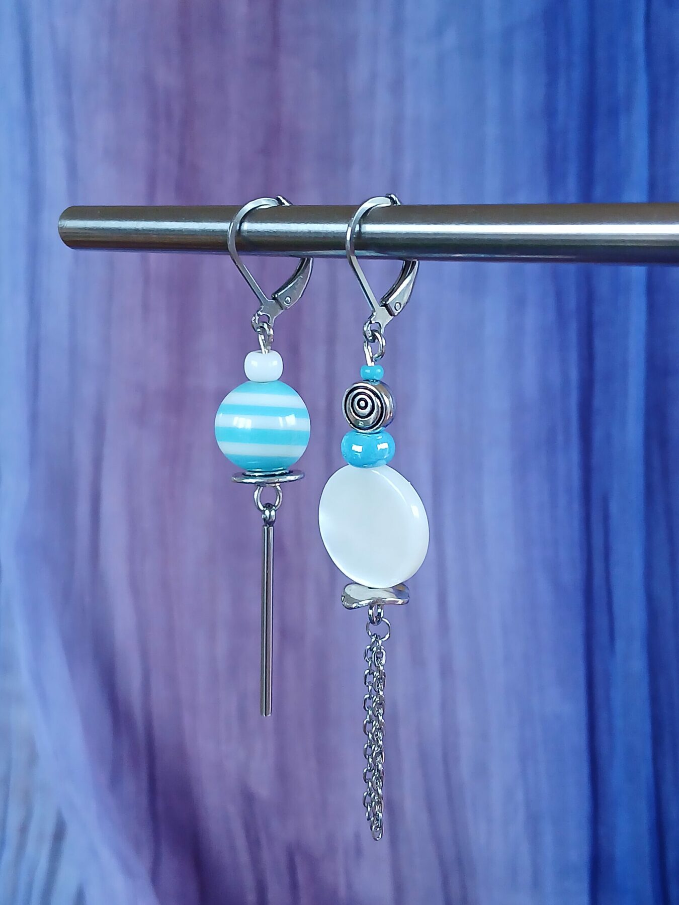 Boucles d'oreilles asymétriques argent, perle Bleu et blanc