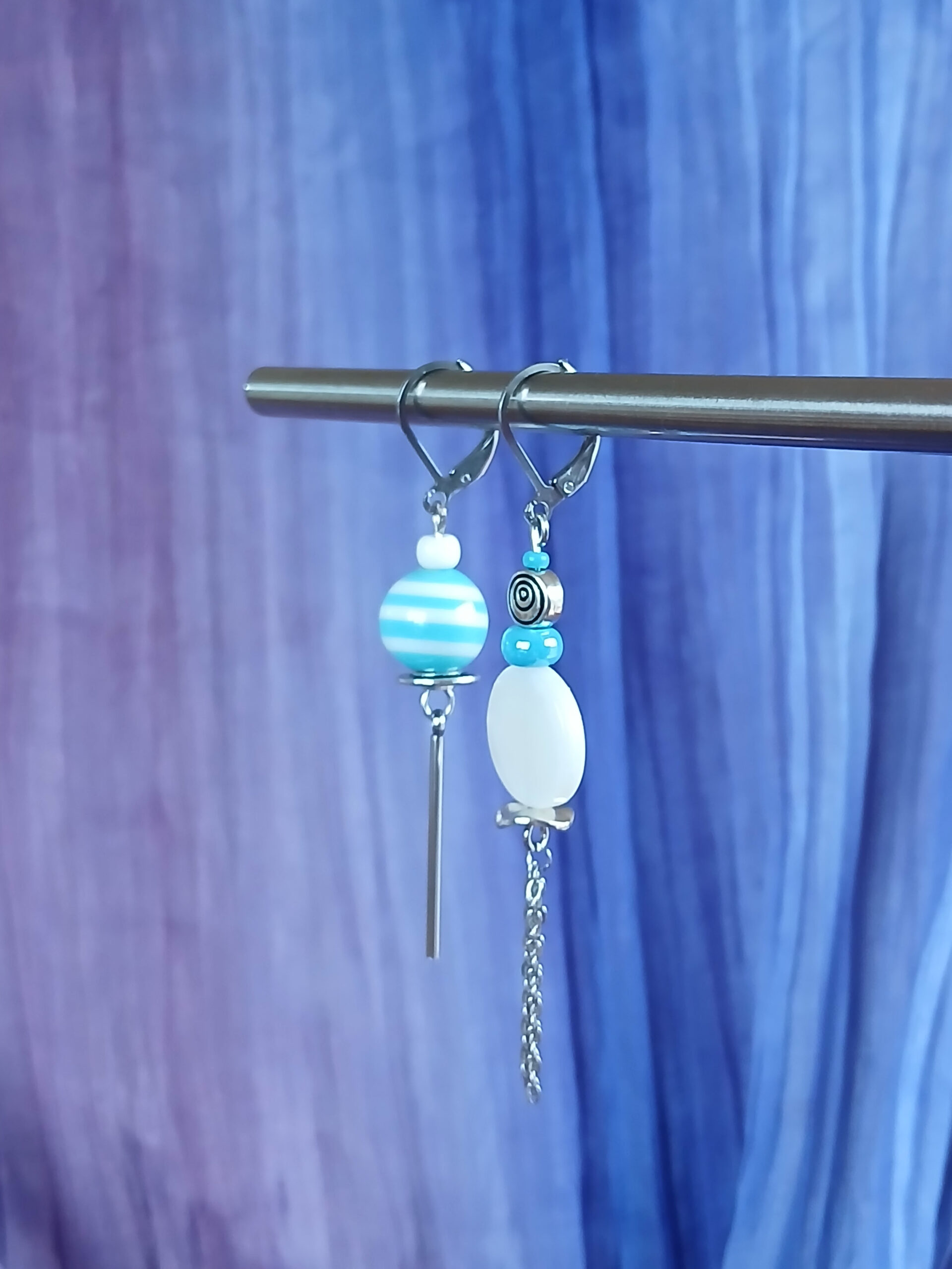 Boucles d'oreilles upcyclées asymétriques - Pièce unique - arent et perles bleu & blanc – Image 3