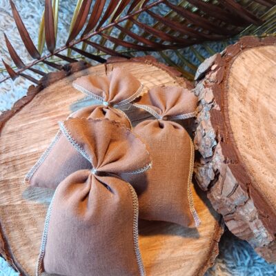 Lot 3 sachets de lavande bio en lin, couleur caramel.