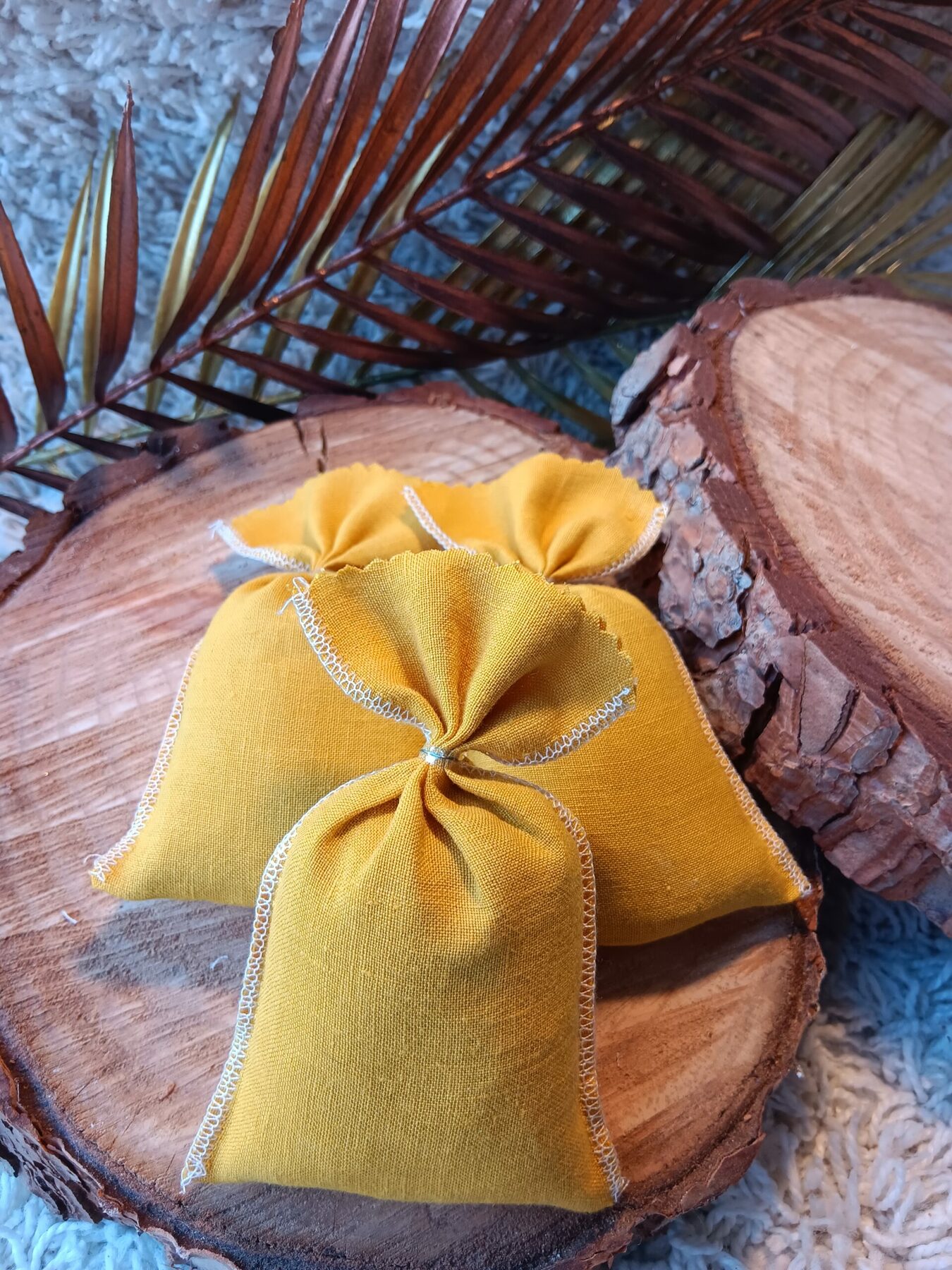 Lot 3 sachets de lavande bio en lin, couleur jaune.