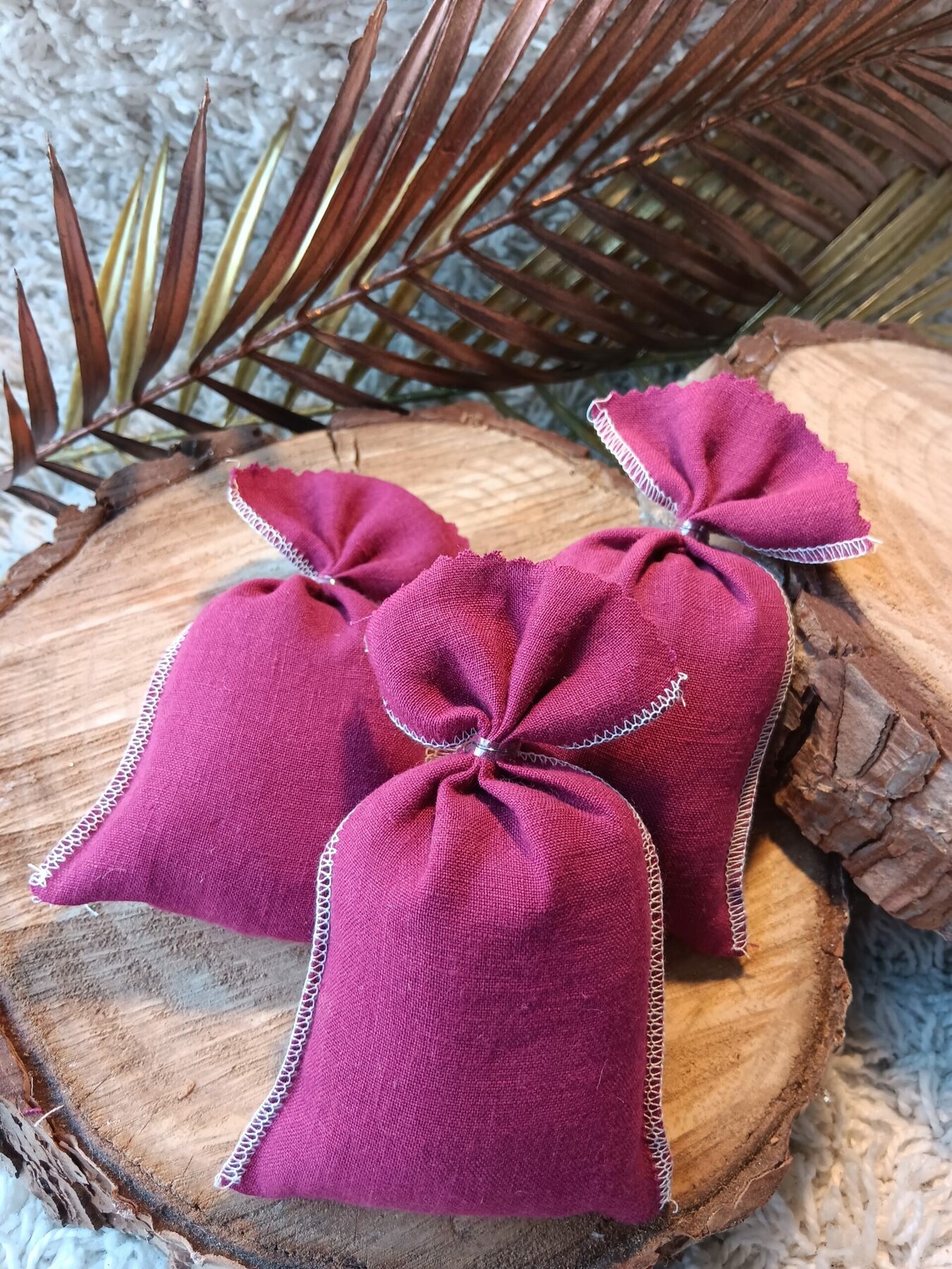 Lot 3 sachets de lavande bio en lin, couleur rose foncé.