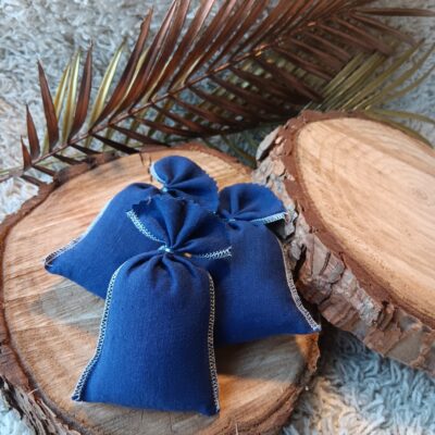 Lot 3 sachets de lavande bio en lin, couleur bleue foncé.