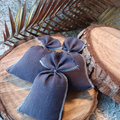 Lot 3 sachets de lavande bio en lin, couleur mauve foncé.