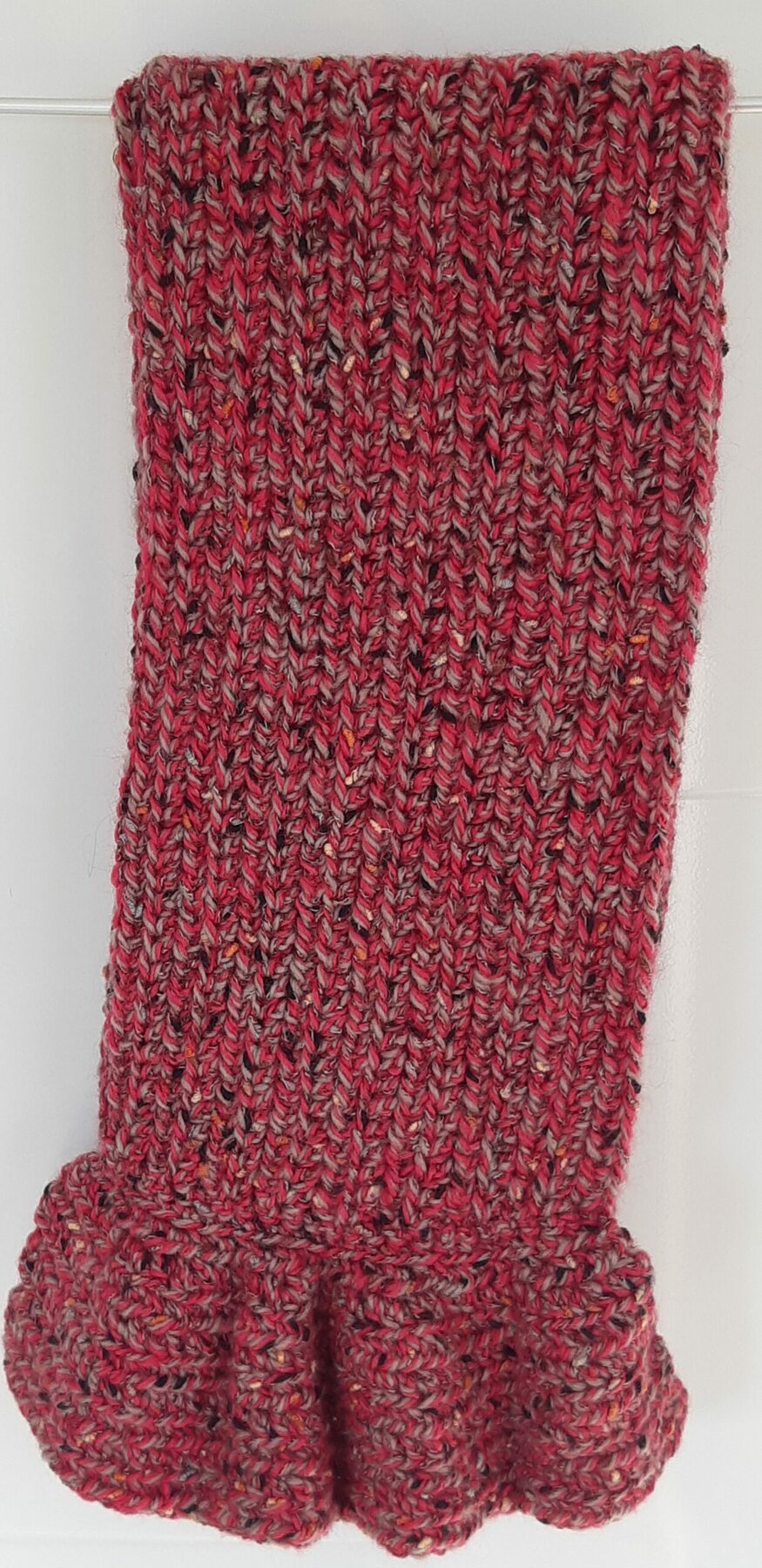 Écharpe tweed au crochet pliée.
