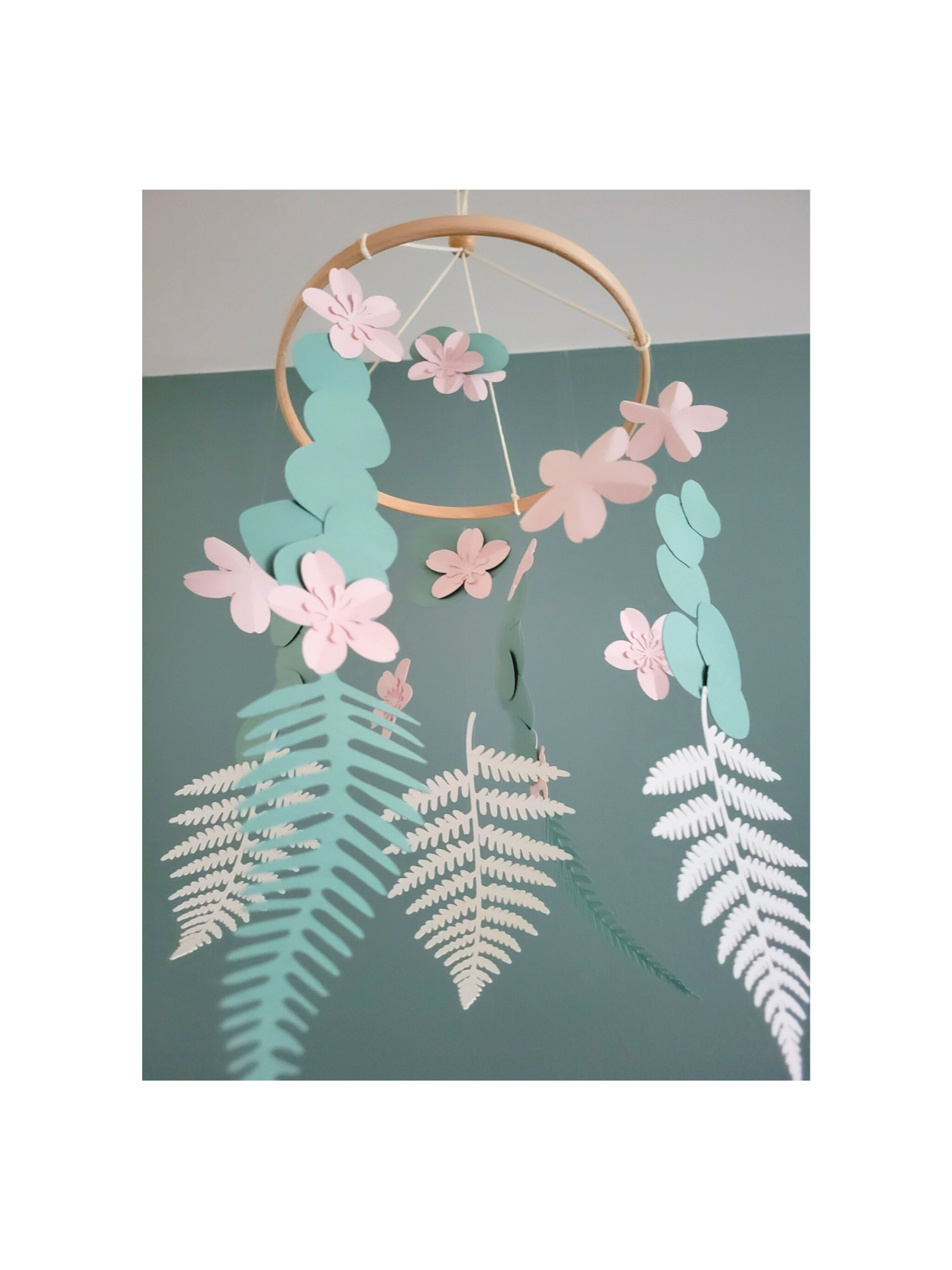 Création de La fabrique en papier : mobile complet avec fleurs, eucalyptus et fougères.