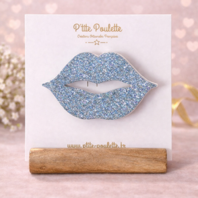 Broche Lèvre Pailletée bleu ciel – Bijou fantaisie artisanal – Création française P’tite Poulette