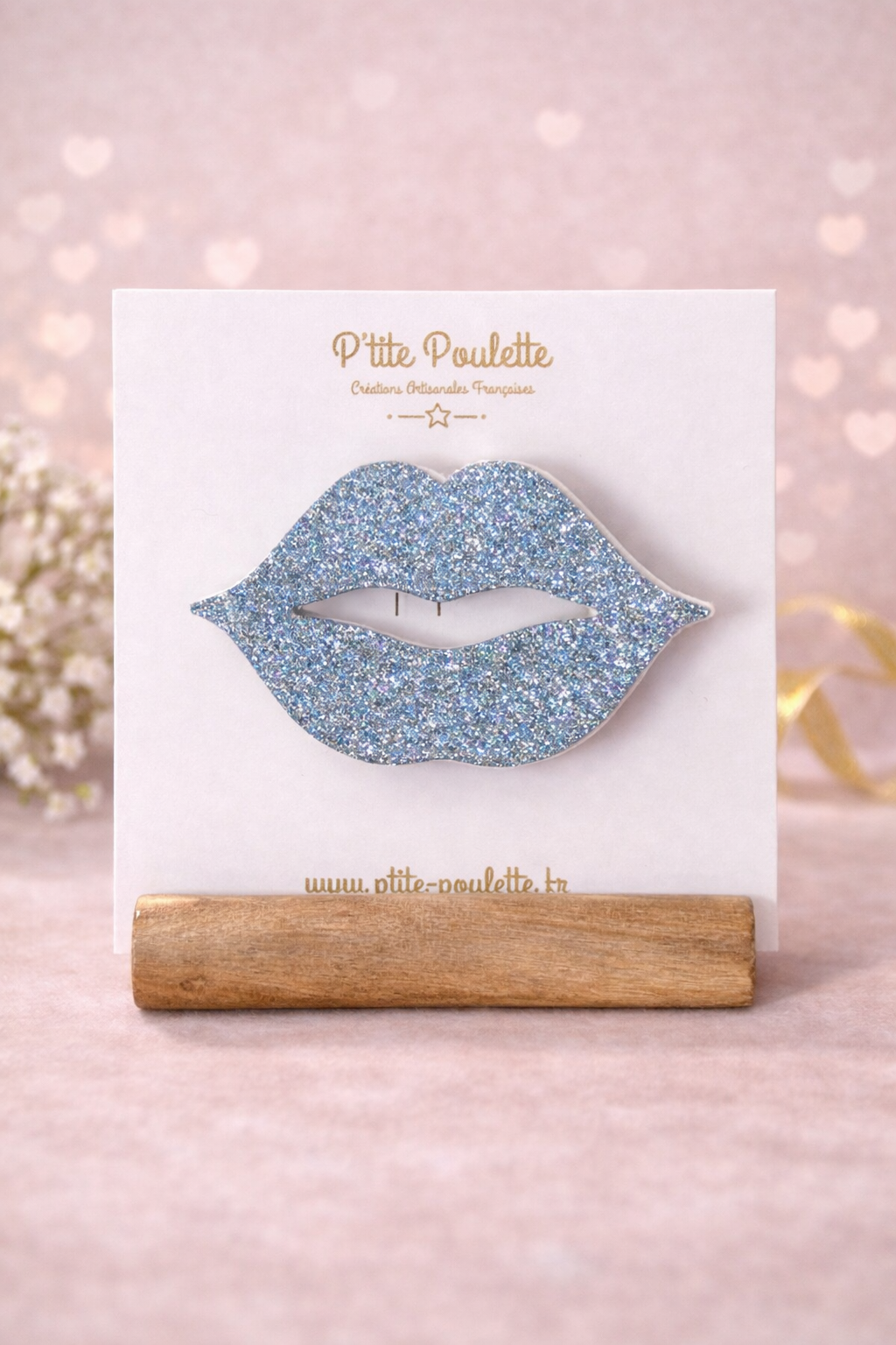 Broche Lèvre Pailletée bleu ciel – Bijou fantaisie artisanal – Création française P’tite Poulette