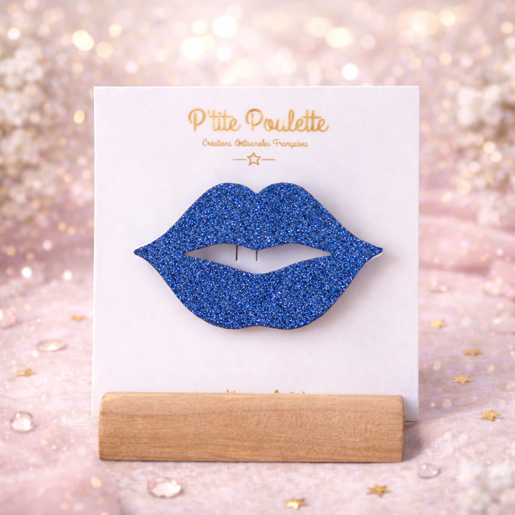 Broche Lèvre Pailletée bleu roi – Bijou fantaisie artisanal – Création française P’tite Poulette