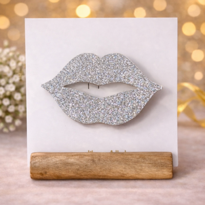 Broche Lèvre Pailletée argentée – Bijou fantaisie artisanal – Création française P’tite Poulette (Copie)