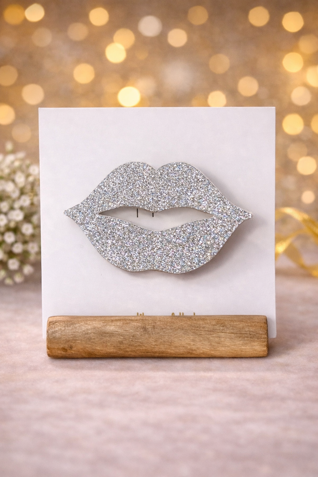 Broche Lèvre Pailletée argentée – Bijou fantaisie artisanal – Création française P’tite Poulette (Copie)