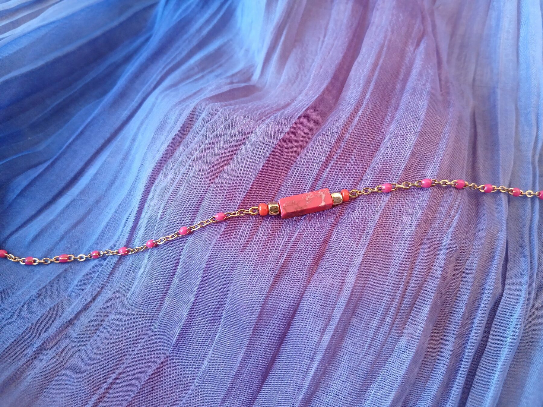 Bracelet upcyclé - Pièce unique - chaine dorée perle rouge corail – Image 2