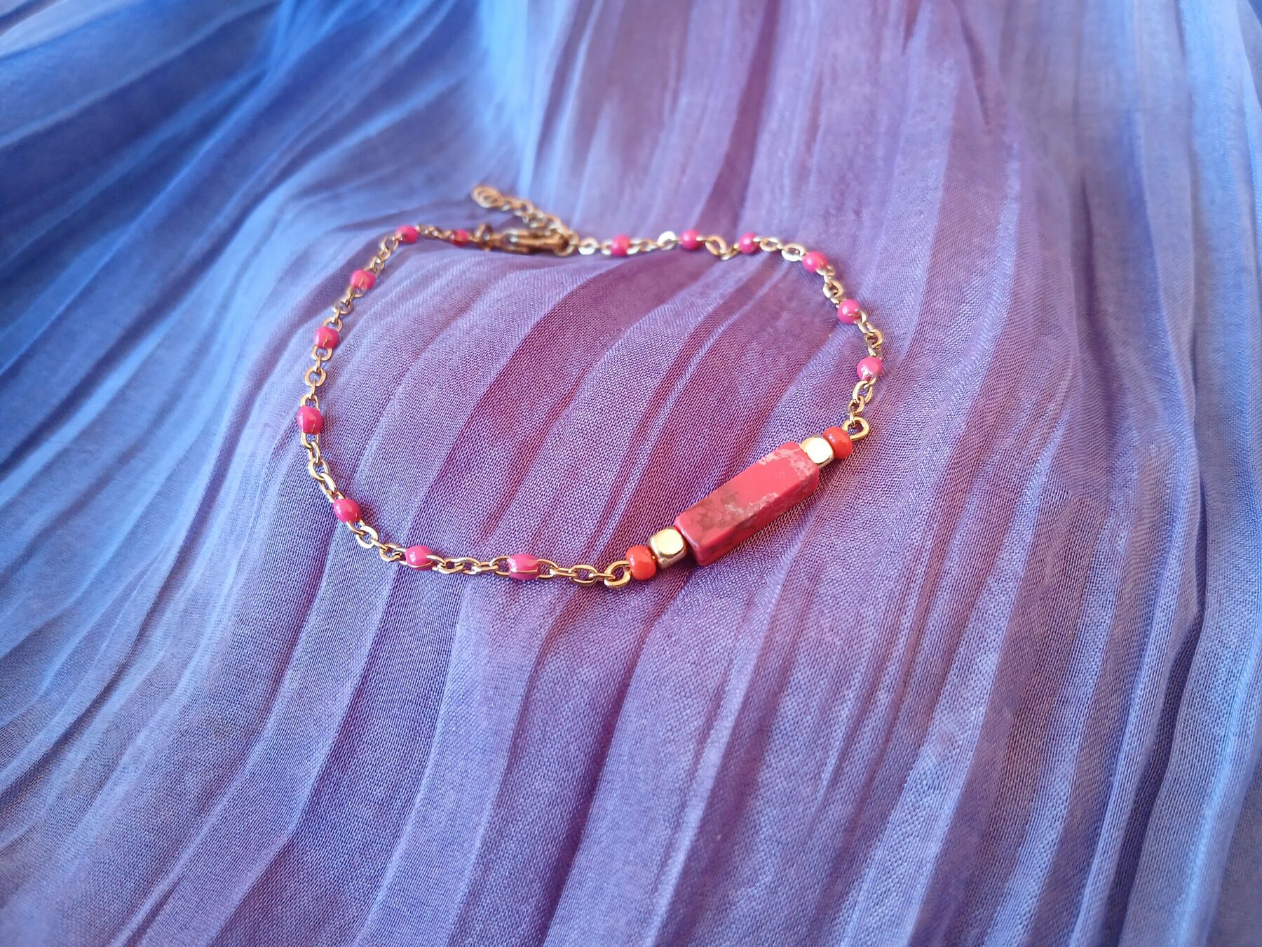 Bracelet doré perle minérale rouge corail
