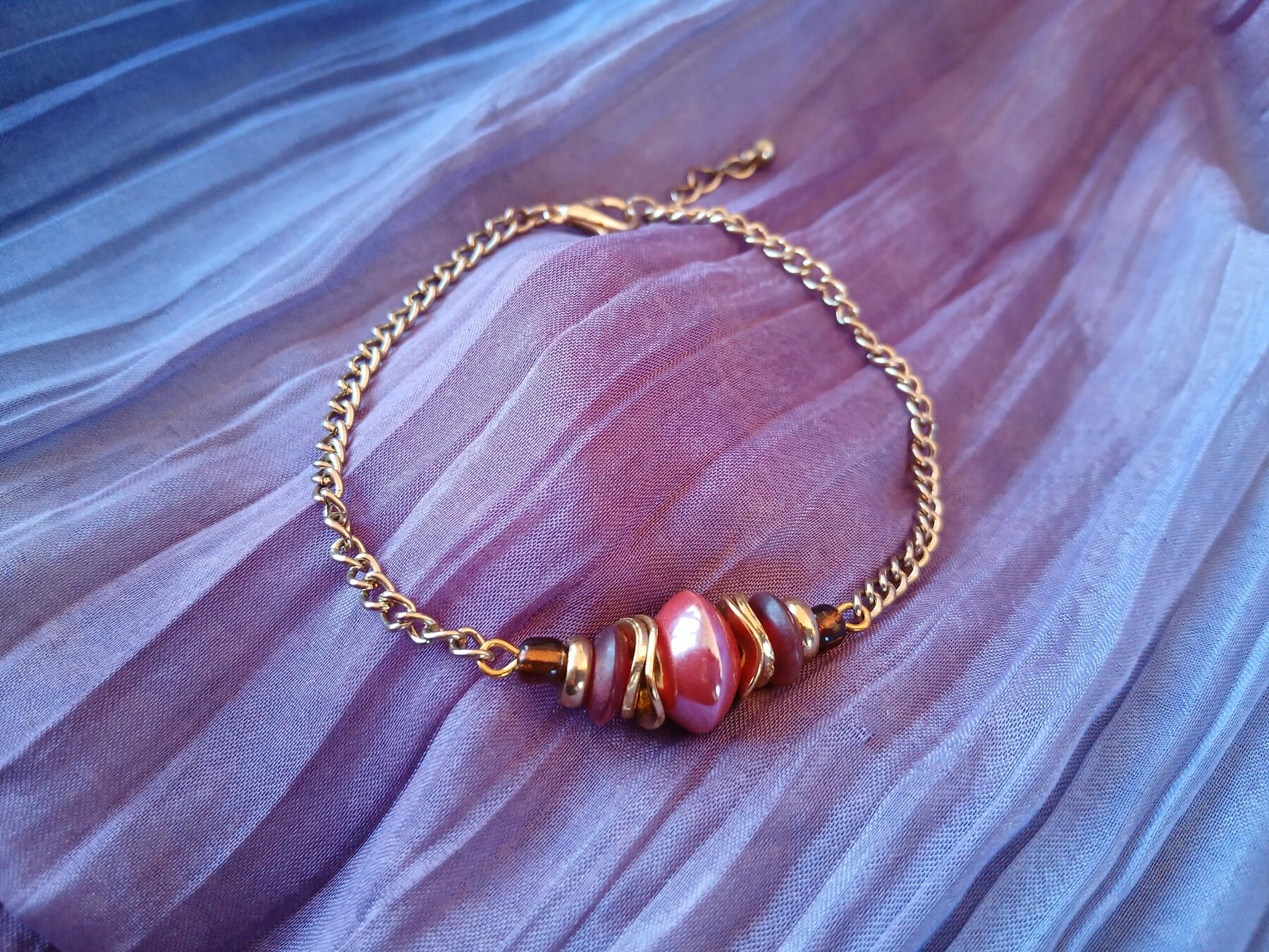 Bracelet upcyclé - Pièce unique - chaine dorée perle céramique vernissée Carmin – Image 4