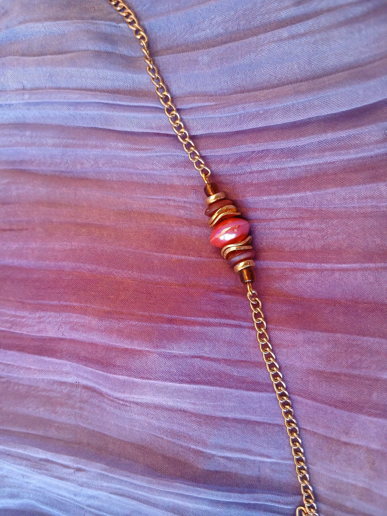Bracelet upcyclé - Pièce unique - chaine dorée perle céramique vernissée Carmin – Image 3