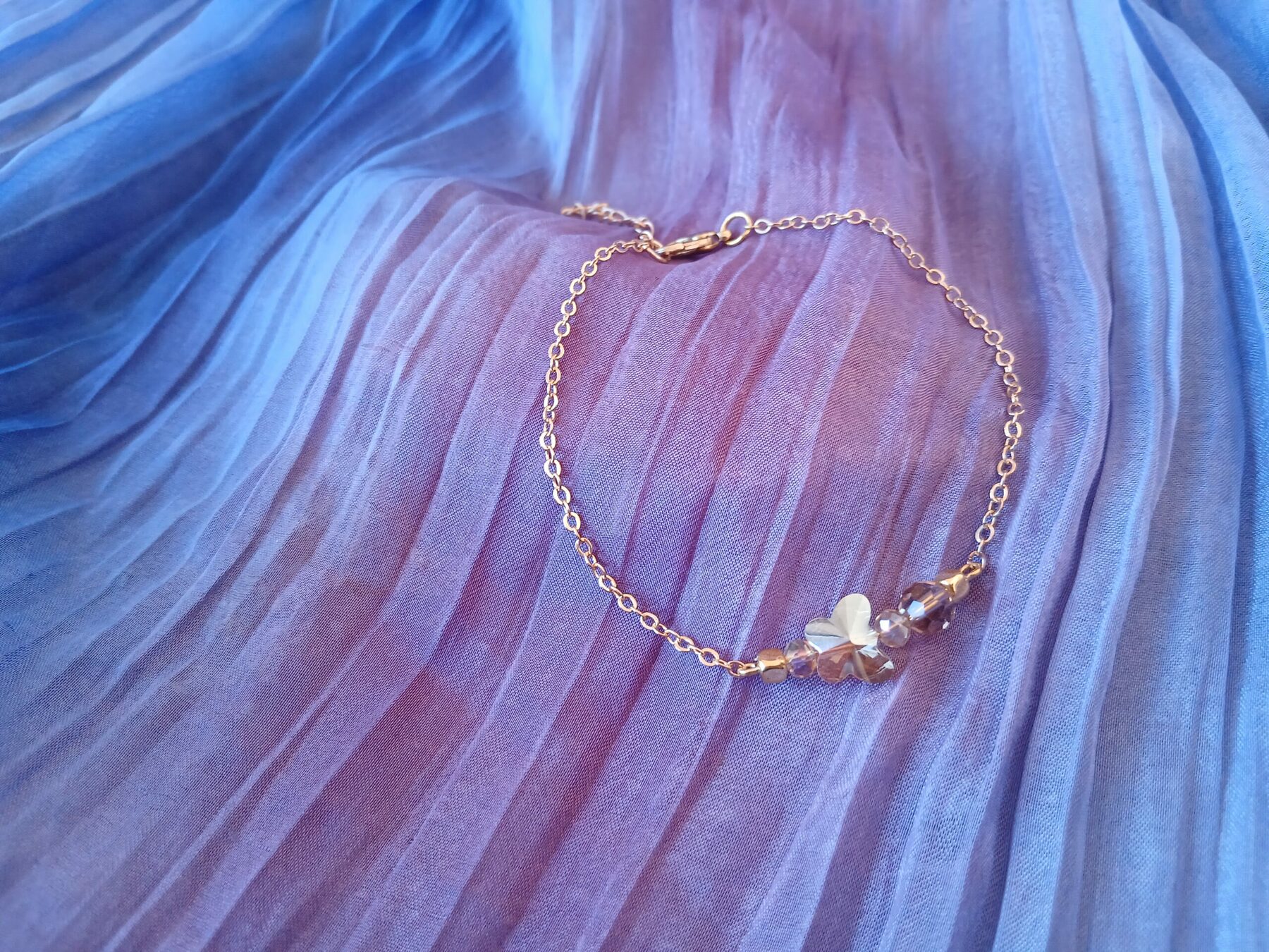 Bracelet upcyclé - Pièce unique - chaine dorée perle papillon rose – Image 2
