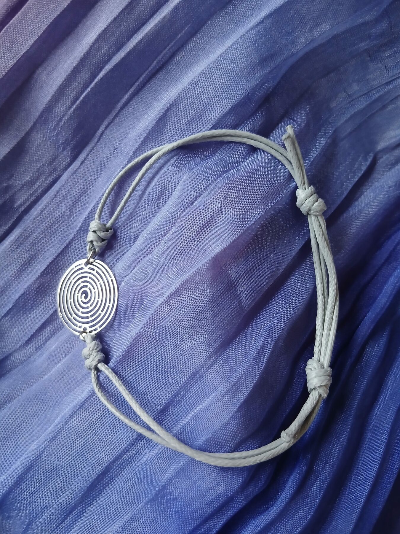 Bracelet - Pièce unique - lacet ajustable disque ajouré argent motif labyrinthe – Image 2