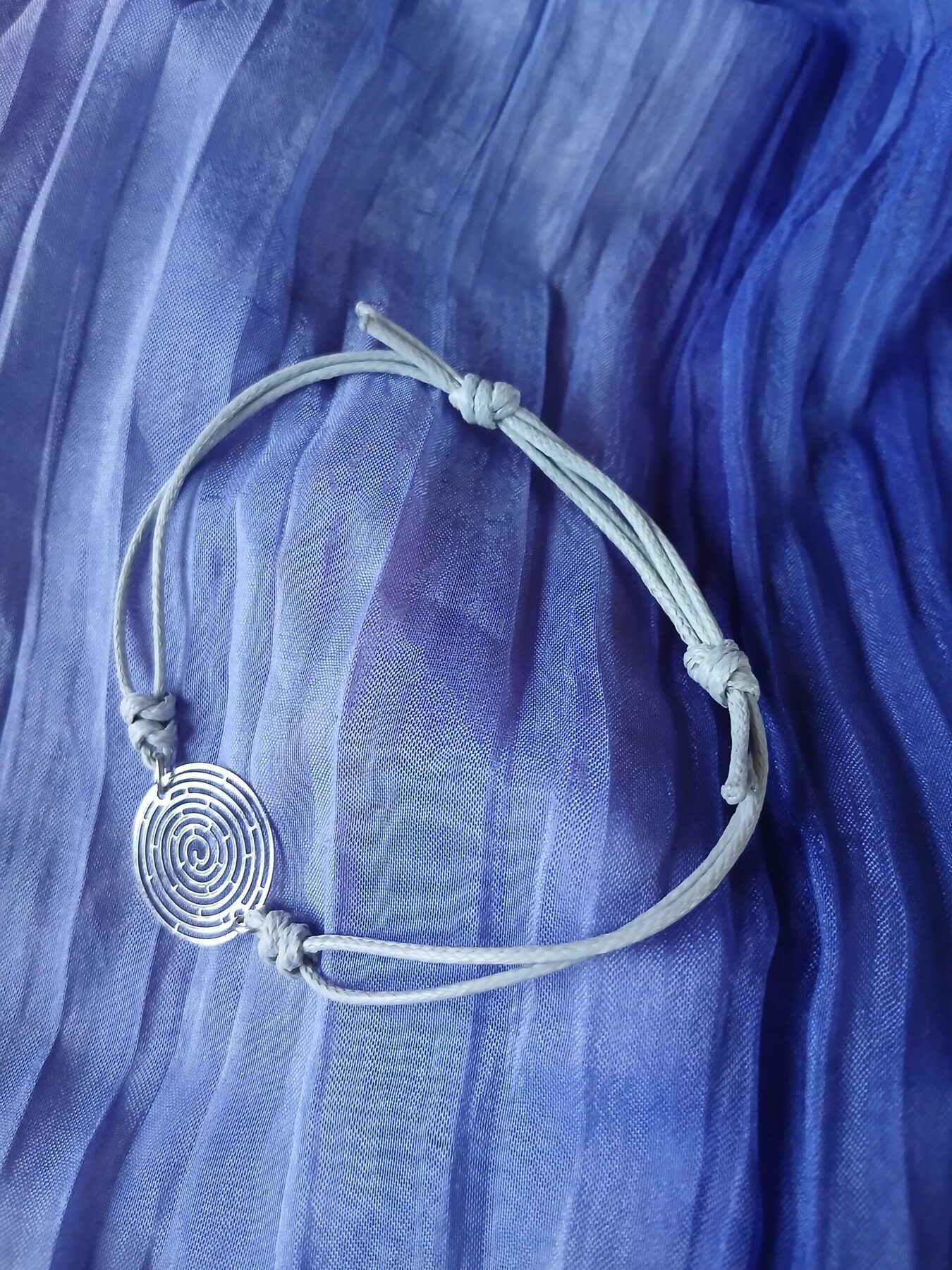 Bracelet - Pièce unique - lacet ajustable disque ajouré argent motif labyrinthe – Image 3