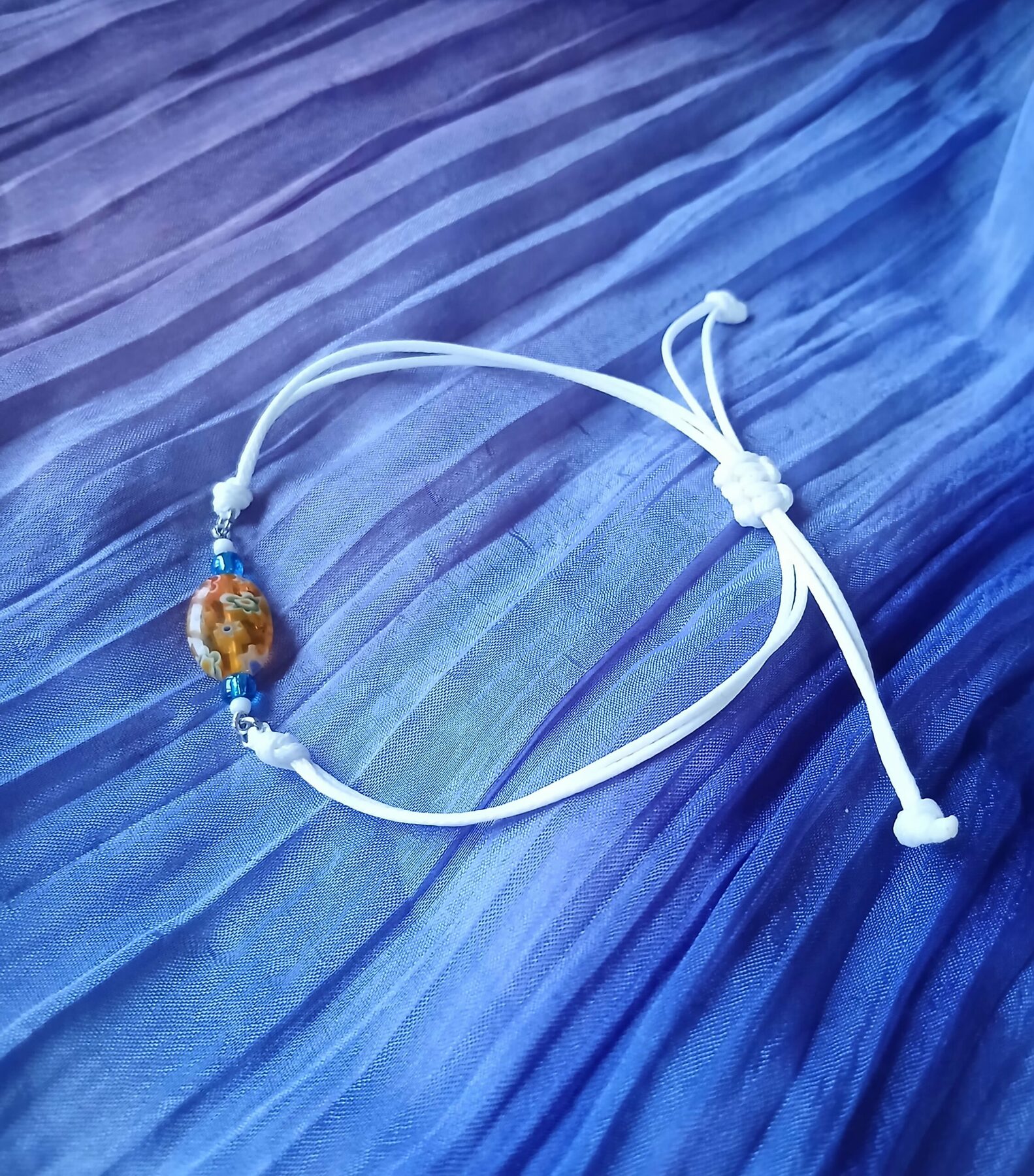 Bracelet upcyclé - Pièce unique - lacet ajustable perle de verre orangée motif floral – Image 2
