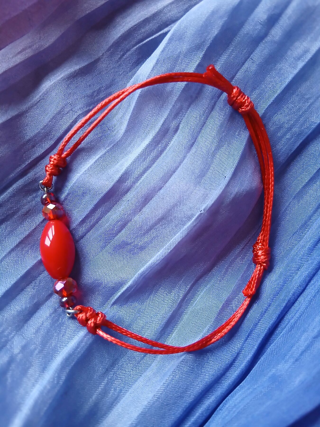 Bracelet upcyclé perle rouge et bracelet lacet ajustable