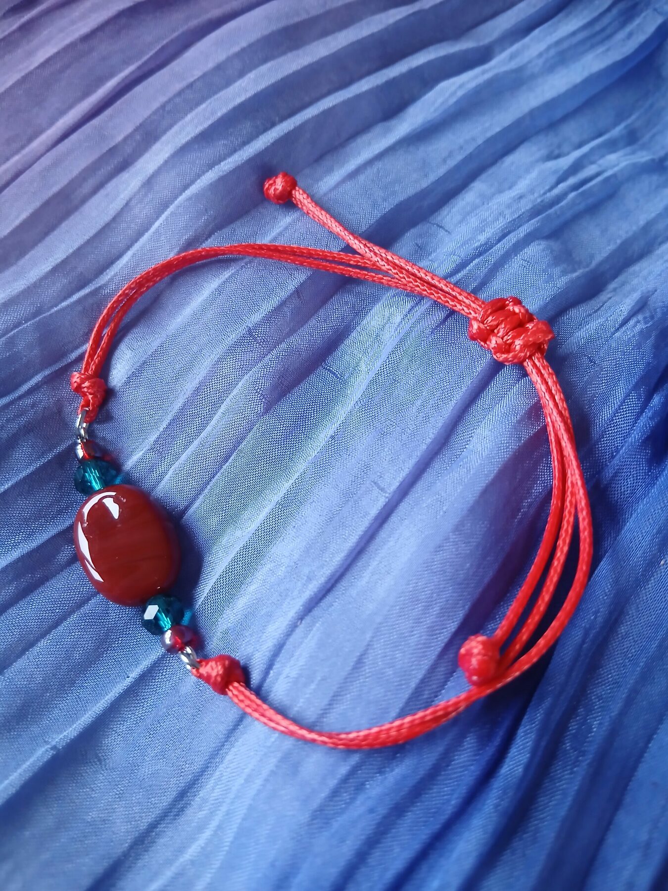 Bracelet upcyclé perle ovale plate rouge carmin