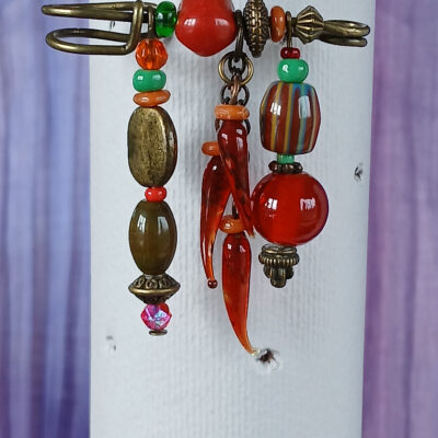 Broche upcyclée breloques vertes et rouge Bohème chic