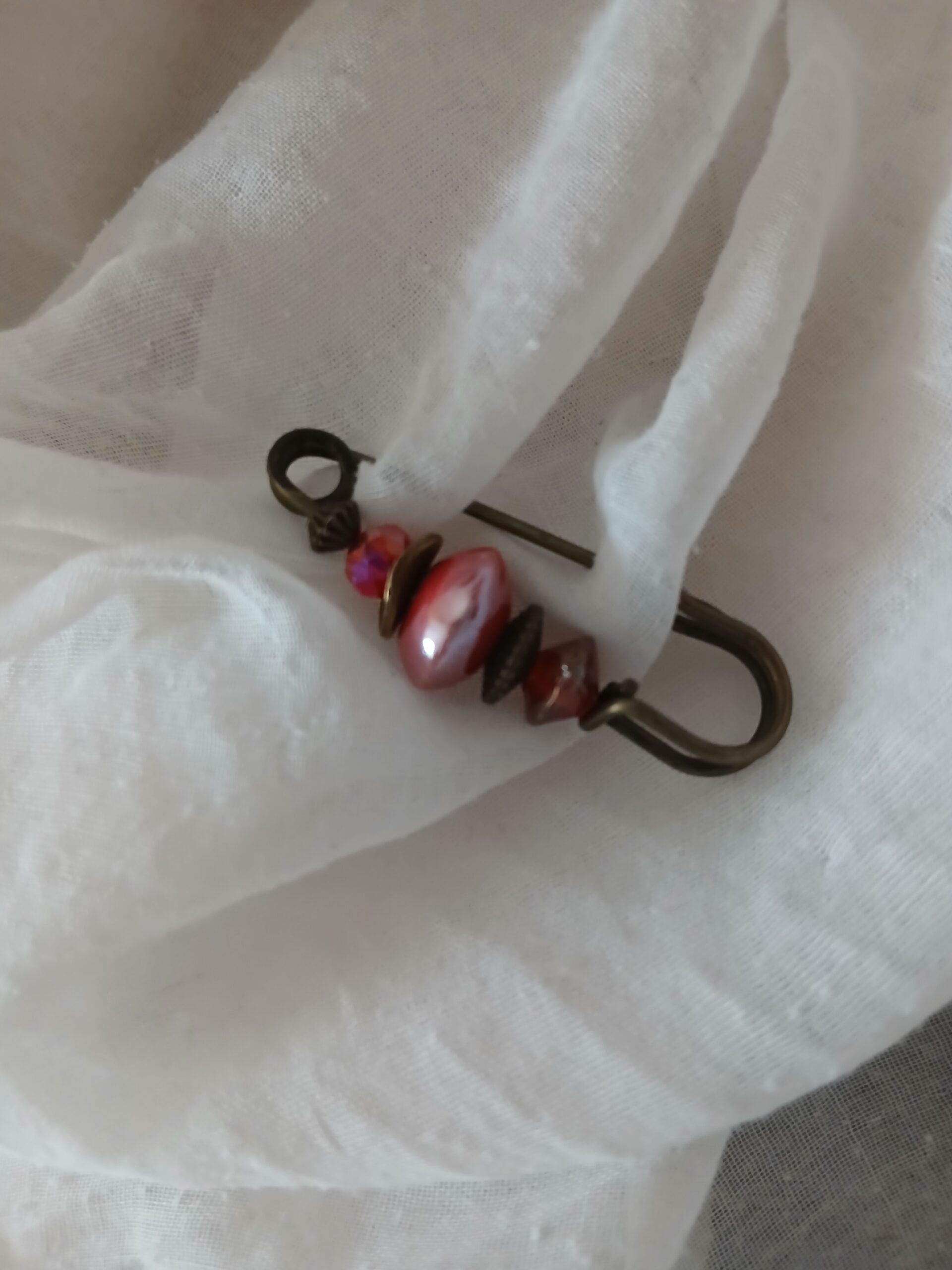 Broche bohème chic bronze vieilli, perle céramique vernissée rouge brillant