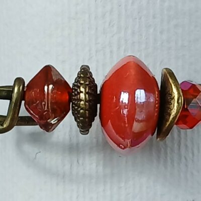 Broche bohème chic, bronze vieilli et perle céramique vernissée rouge brillant