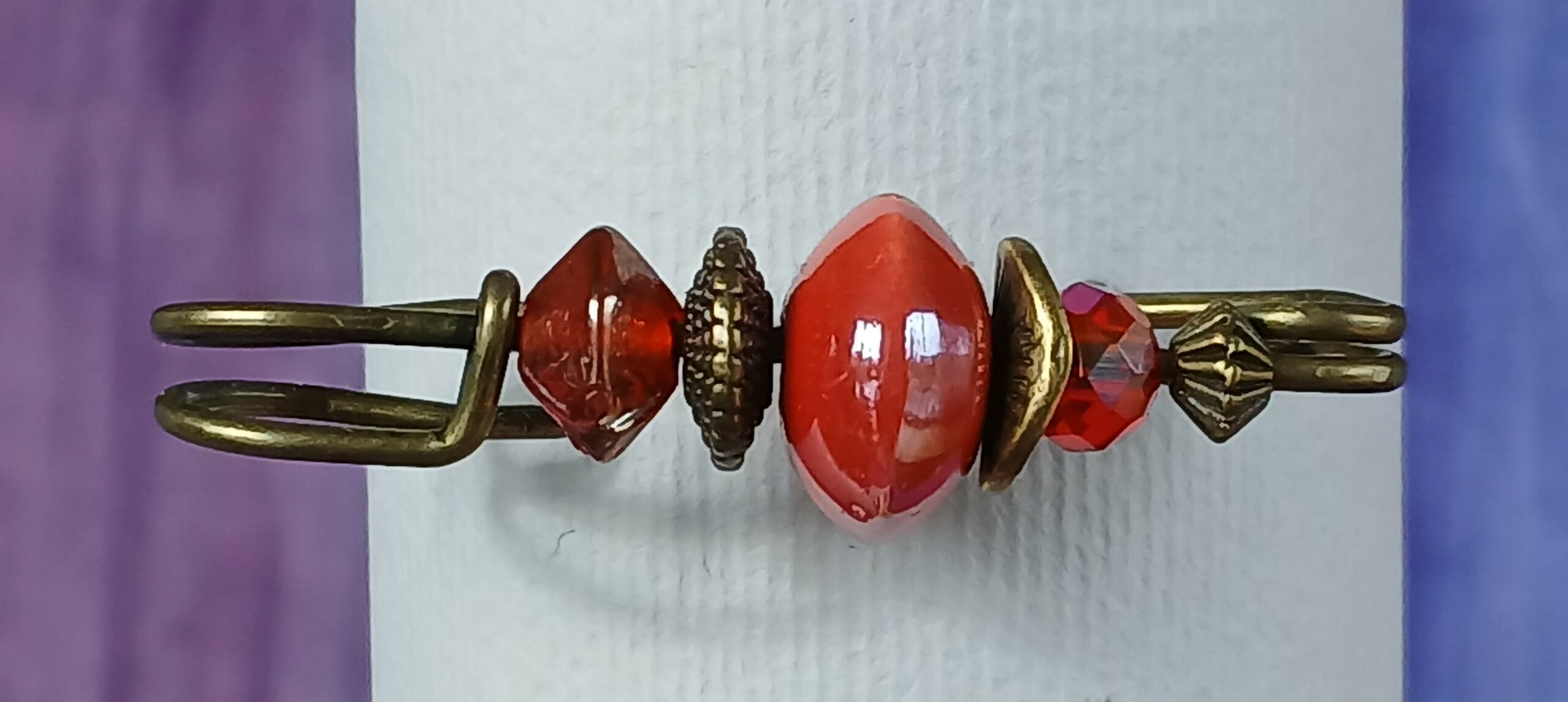 Broche bohème chic, bronze vieilli et perle céramique vernissée rouge brillant