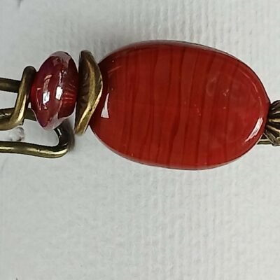 Broche Rouge grenat Bohème Chic – Bijou upcyclé, style bohème chic.