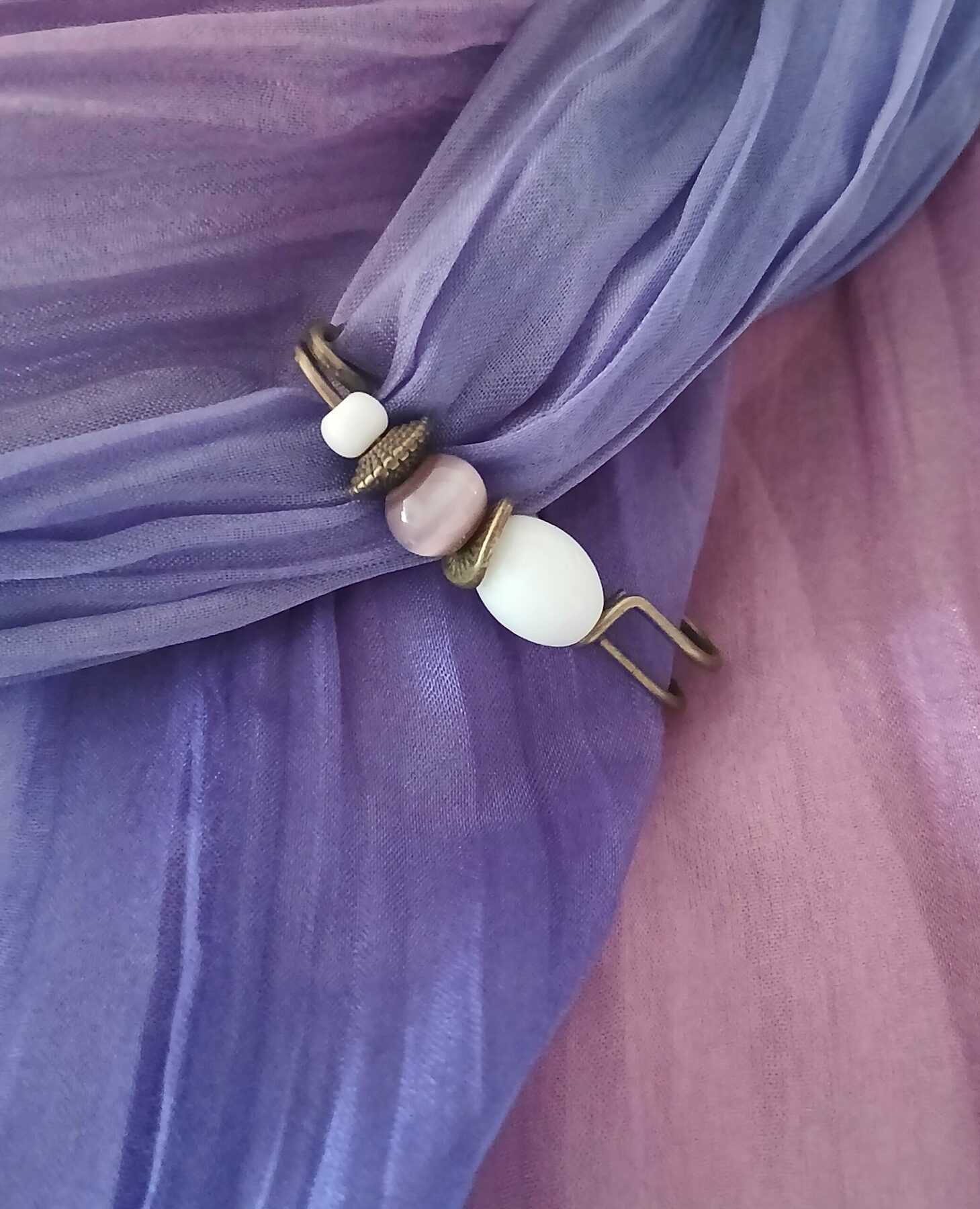 Broche violette et blanche