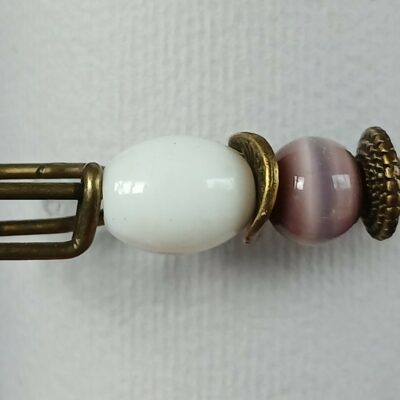 Broche upcyclée modèle unique perles violettes et blanches